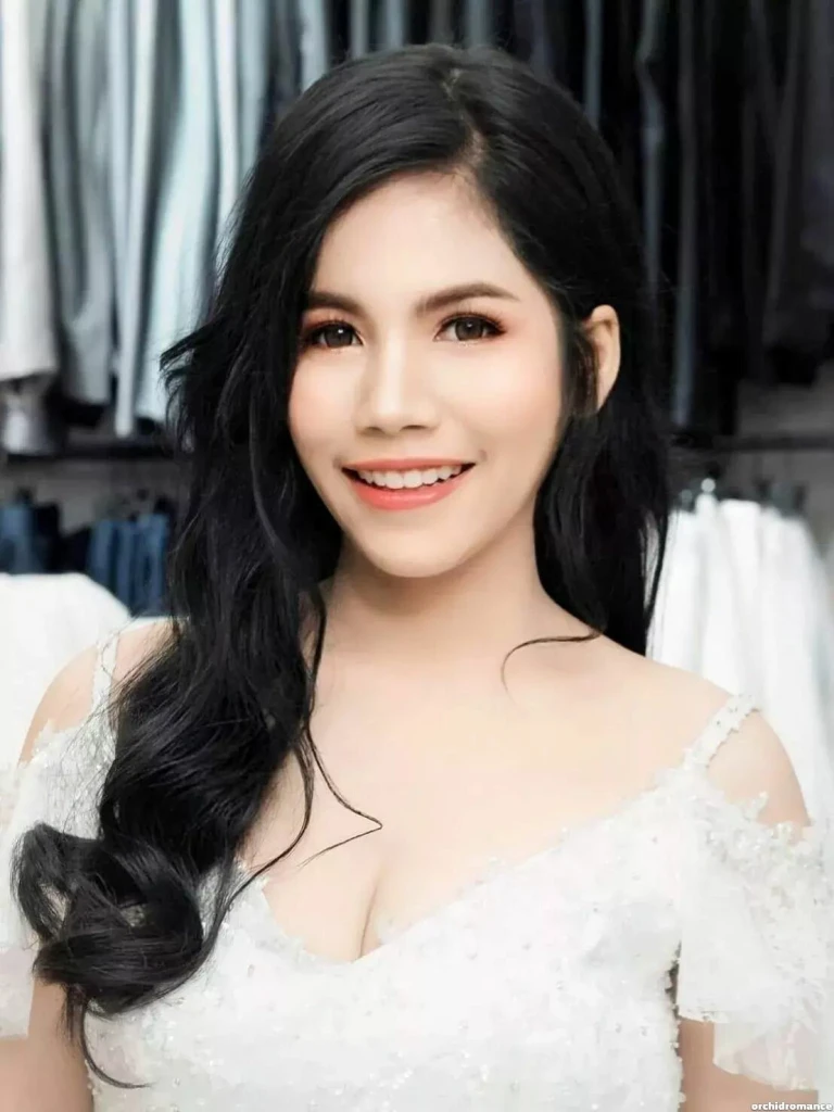 Rujira Profile image 3